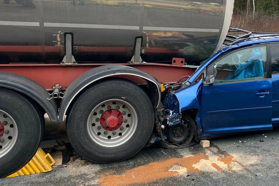 Unfall A73: Auto bohrt sich in Sahne-Lastwagen: Autofahrer (†32) stirbt bei Verkehrsunfall