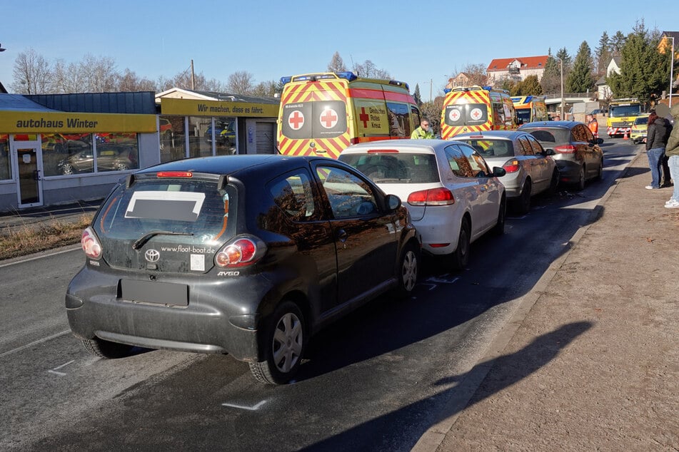 Zwei Fahrzeuginsassen wurden leicht verletzt.