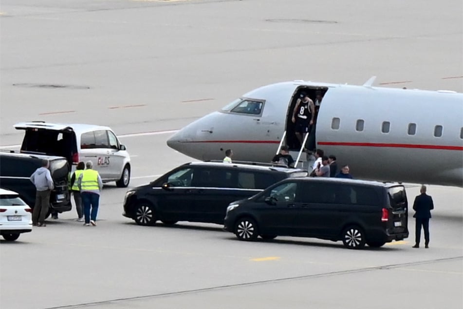In Freizeitkleidung stieg der Superstar aus seinem Flugzeug.