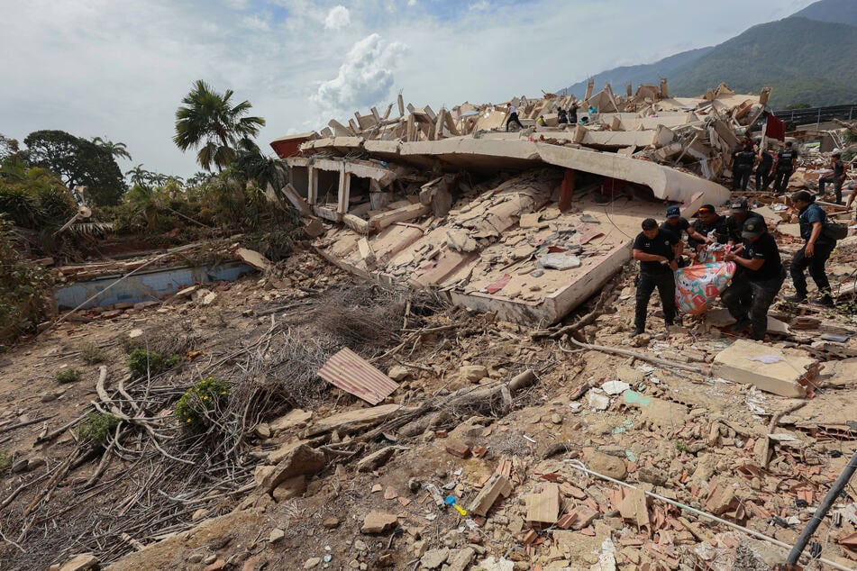 Hilfskräfte tragen eine Person aus den Trümmern eines Hauses. In Venezuela sind die Bergungsarbeiten nach den schweren Erdbeben zu einem Wettlauf gegen die Zeit geworden.