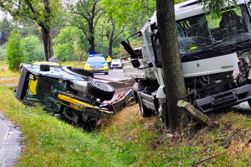 Crash im Leipziger Osten: Laster kracht gegen Baum, Radlader kippt in Graben