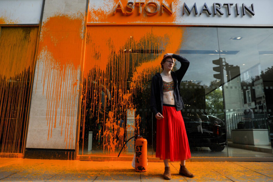 Die britische Aktivistengruppe übt immer wieder Farbanschläge auf Kunstwerke und Gebäude aus. Hier ist ein verschmutztes Schaufenster des Autohauses Aston Martin im Zentrum Londons zu sehen.