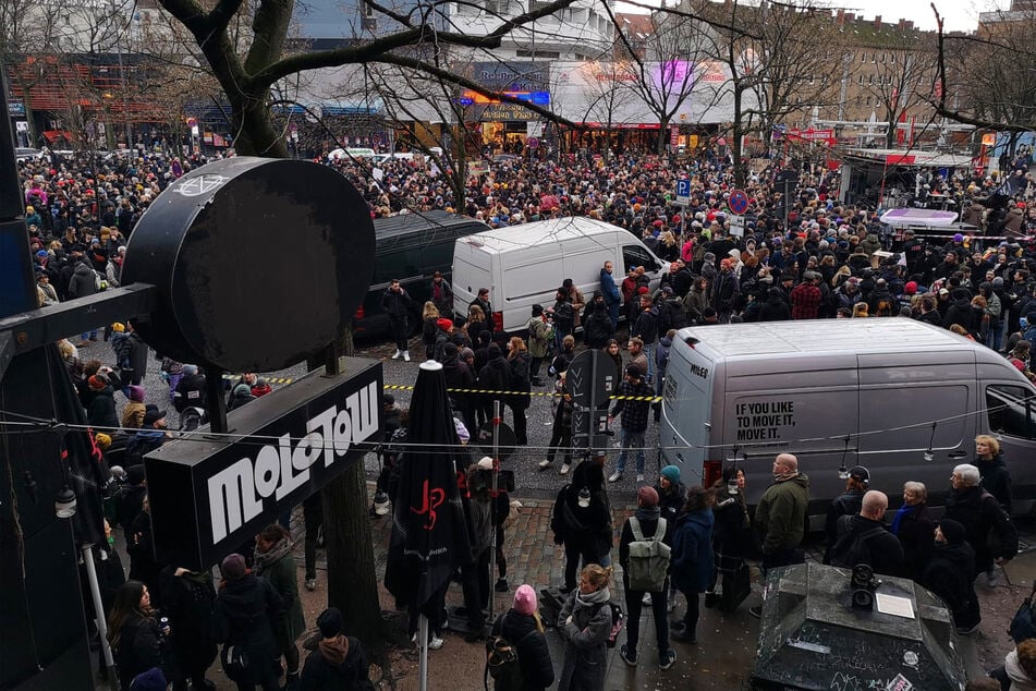 Tausende Menschen haben am Samstag in Hamburg gegen die drohende Schließung des Musikclubs "Molotow" demonstriert.