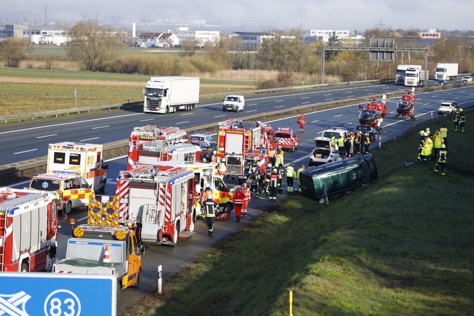 Neben zahlreichen Rettungskräften landeten auch zwei Hubschrauber auf der Autobahn bei Erlangen.