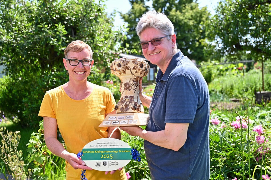So strahlen nur Sieger: Janine Häser (40) und Heike Schurat (62) vom Vorstand nahmen den Gewinner-Pokal entgegen.