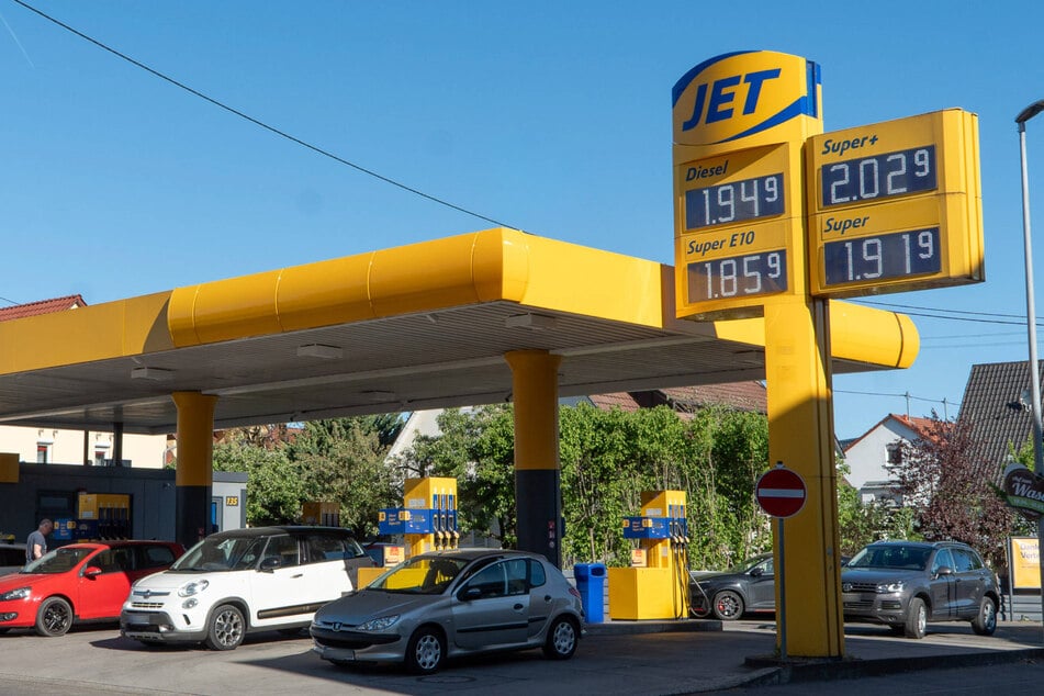 An mehreren Tankstellen in und um die Landeshauptstadt kann für unter 2 Euro getankt werden.
