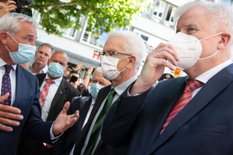 Bundesinnenminister Horst Seehofer (71, CSU, v.r.n.l), Winfried Kretschmann (72, Grüne), Ministerpräsident von Baden-Württemberg und Thomas Strobl (60, CDU), Innenminister von Baden-Württemberg.