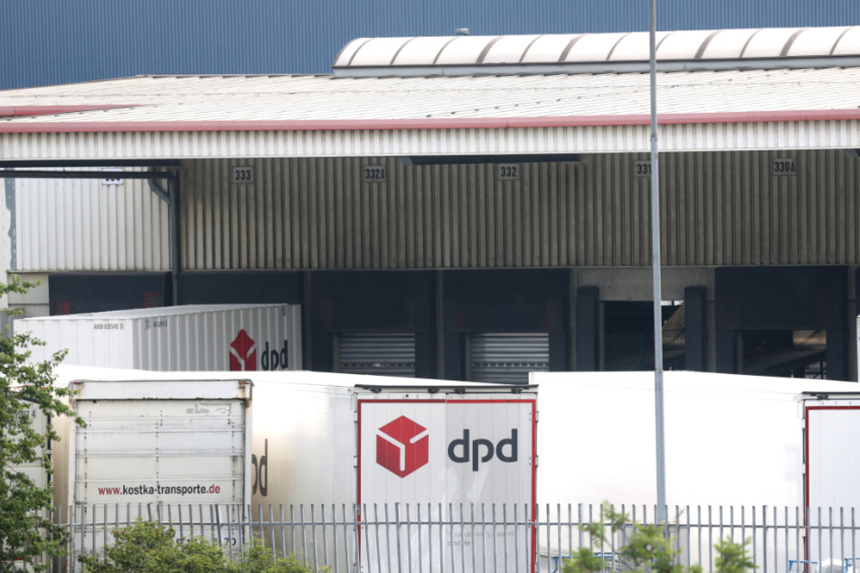 PD-Pakettransporter stehen an der Rampe des Paketsortierzentrum von DPD.