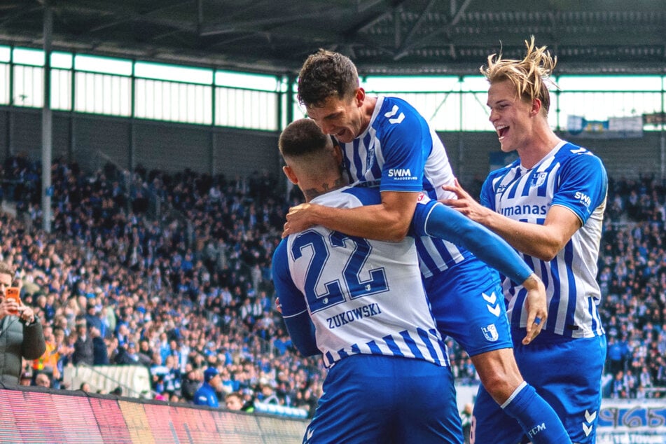Eiskalt verwandelt: FCM-Stürmer Mateusz Zukowski (l., 24) markiert mit dem getroffenen Elfmeter seinen vierten Treffer in der 2. Liga.
