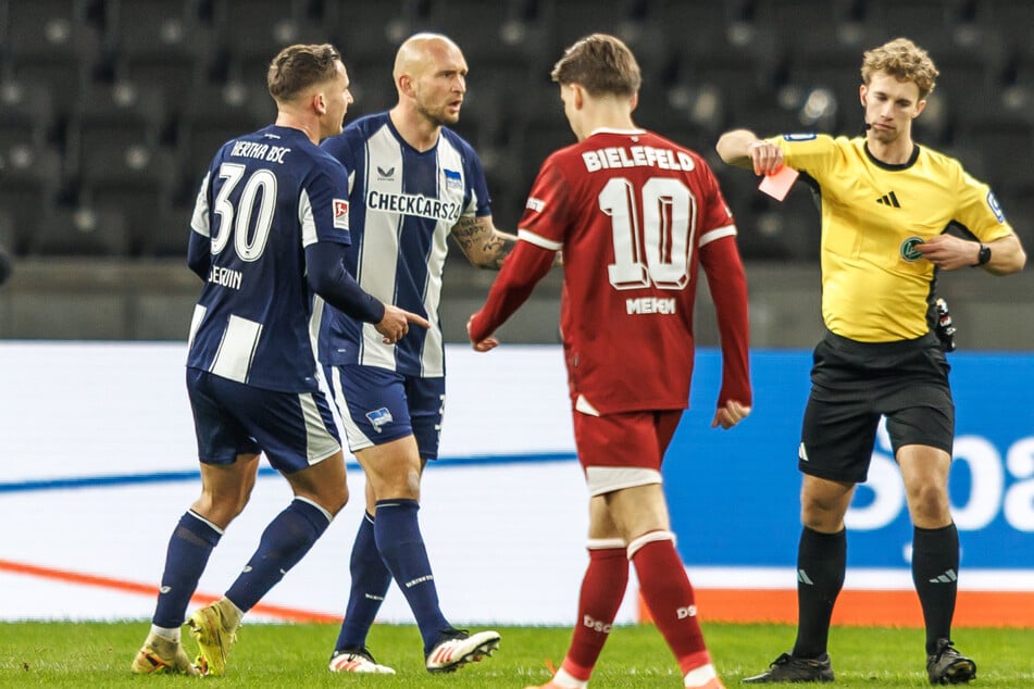 Die entscheidende Szene: Toni Leistner (35) sieht wegen Notbremse von Schiedsrichter Jarno Wienefeld (27) die Rote Karte.