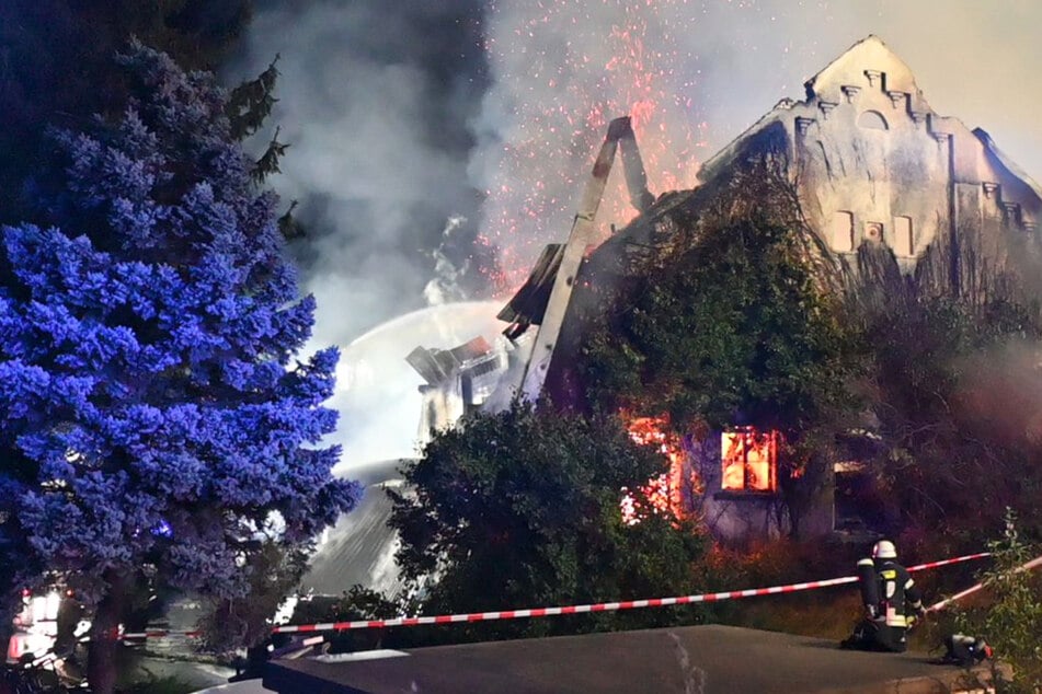 Tragödie auf Bauernhof: Fünf Tiere verenden in Flammen, rund 1,5 Millionen Euro Schaden bei Brand