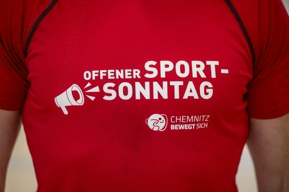 Sonntags steht Sport auf dem Programm - und auf dem Shirt der Übungsleiter.