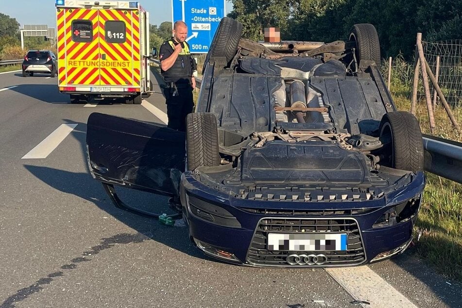 Der Audi hat sich wegen des Unfalls auf der A26 bei Stade überschlagen und kam auf dem Dach zum Liegen.