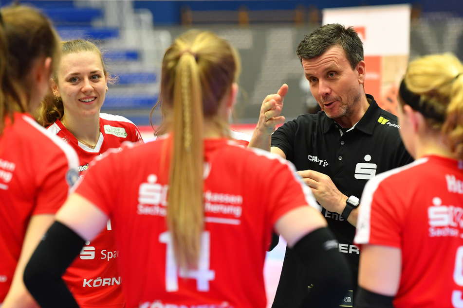 Entspannt und mit einem kleinen Lächeln im Gesicht gab DSC-Coach Alex Waibl (53, 2.v.r.) Anweisungen.