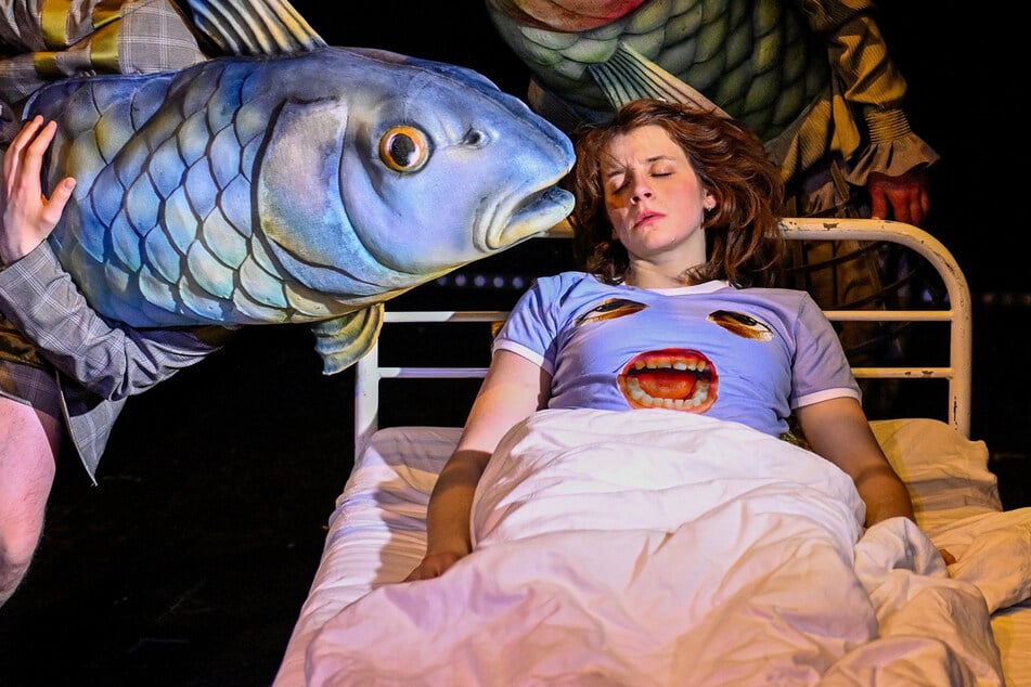 Toto (Josephine Tancke) - nicht Mädchen, nicht Junge - wird in Albträumen von Fischfiguren heimgesucht.