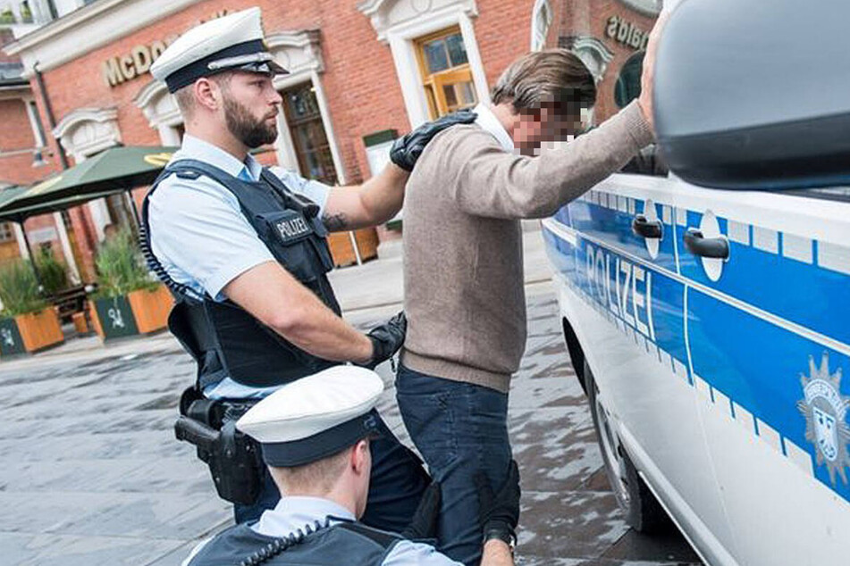 Der 41-jährige Serbe hat versucht, während einer Polizeikontrolle Amphetamine durch die Nase zu ziehen.