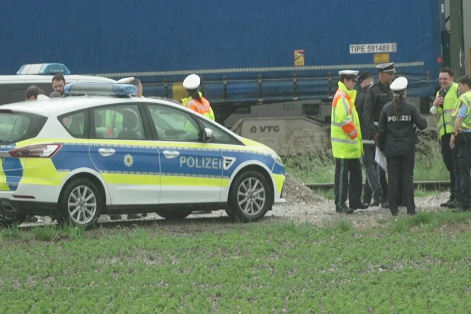 Großeinsatz für die Polizei: Am S-Bahnhof Trudering sind mehrere Personen von einem Güterzug gesprungen. Es gibt zahlreiche Verletzte.