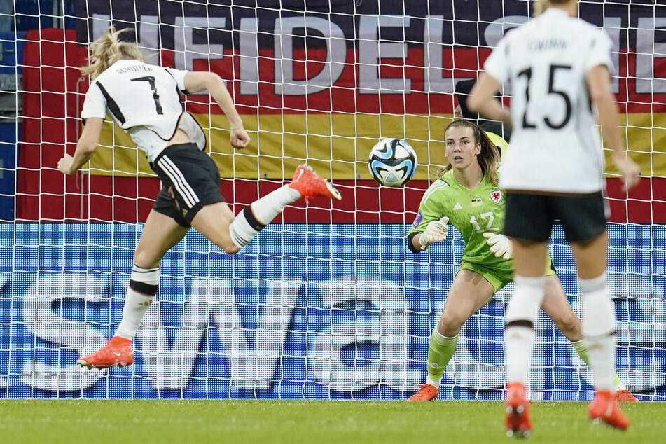 Lea Schüller (Nr. 7) machte der verletzten Kapitänin Alexandra Popp alle Ehre und köpfte die DFB-Auswahl gleich zweimal in Führung.