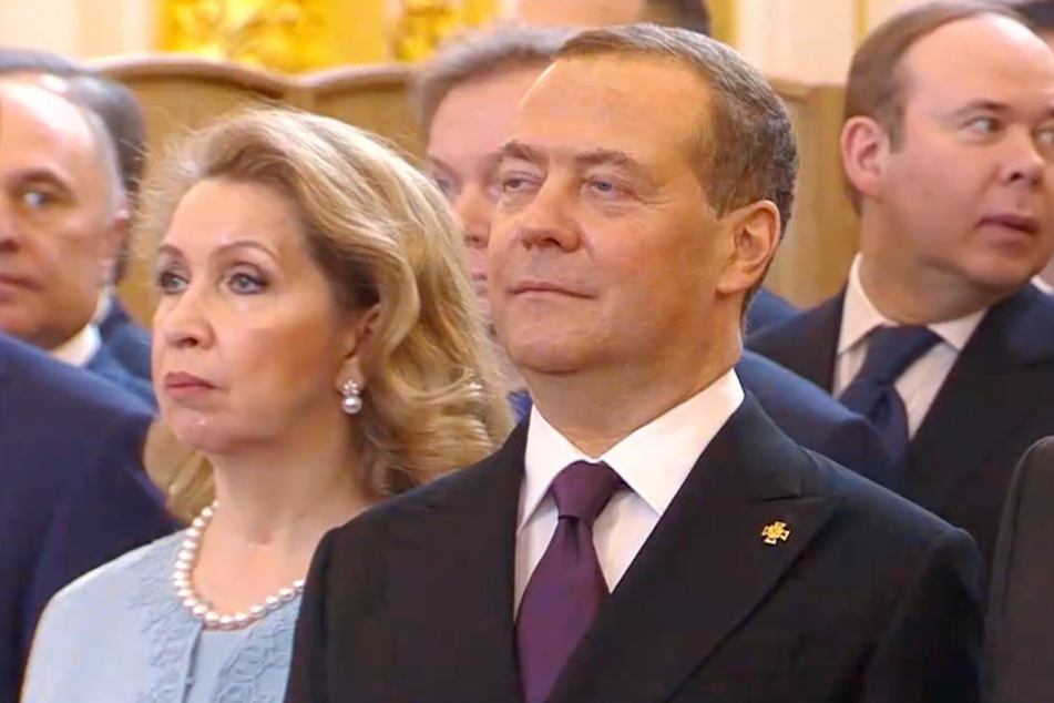 Auch Kreml-Hetzer Dmitri Medwedew (58, war mal Präsident von Putins Gnaden) und seine Gemahlin Swetlana (59) genossen die Show offenbar sehr.