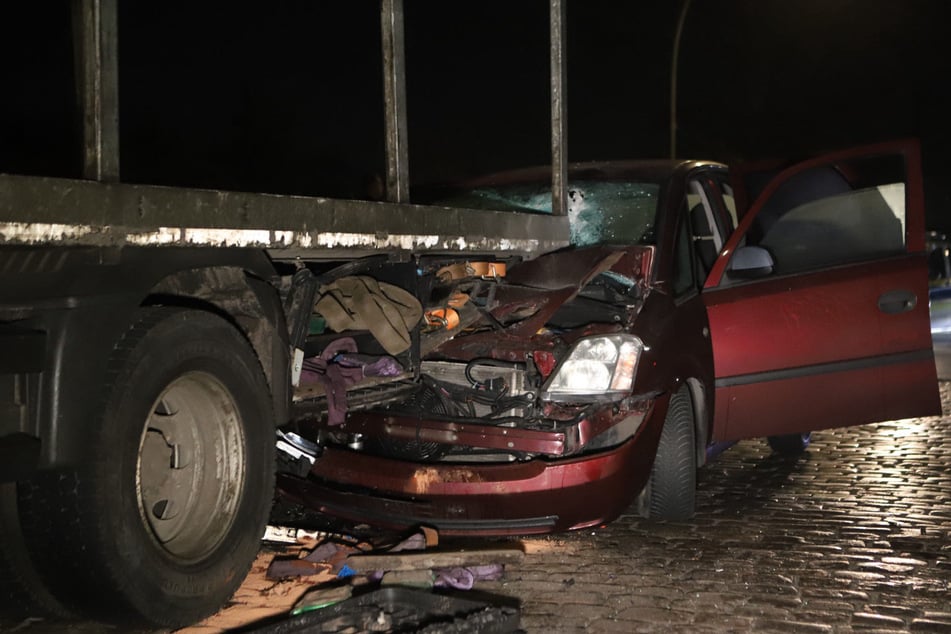 Das auffällig gefahrene Auto landete am Ende der Verfolgungsjagd unter einem Sattelzug.