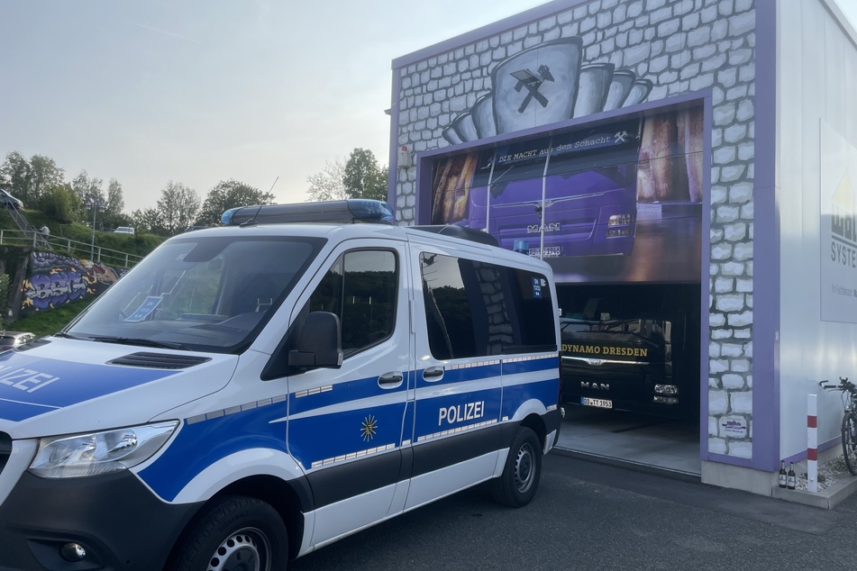 Der Bus von Dynamo steht in einer Garage auf dem Auer Gelände, direkt am Stadion.