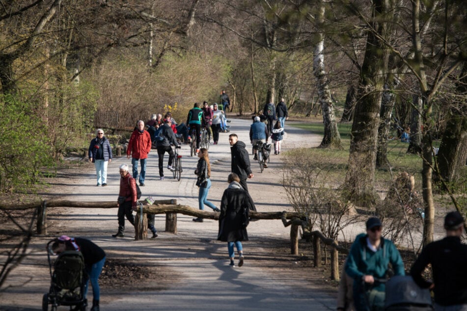 Menschen genießen das Wetter im Volkspark Wilmersdorf.
