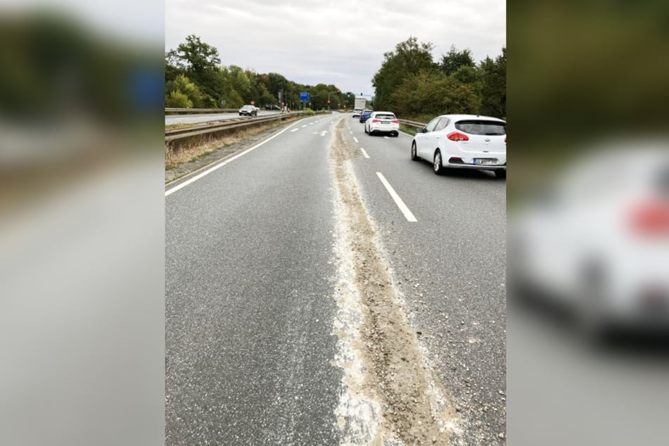 Auf der B486 bei Langen musste am Dienstag Beton auf der Fahrbahn mühevoll manuell beseitigt werden.