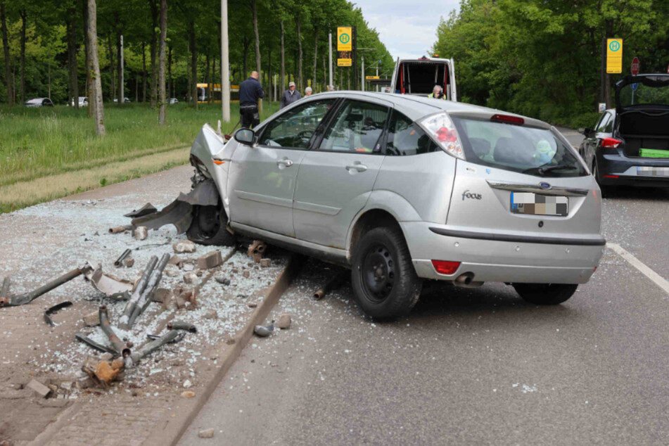 Unfall in Dresden: Zwei Autos kollidieren, eines kracht in Haltestelle!