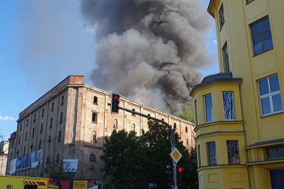 Z budynku unosiły się gęste kłęby dymu.