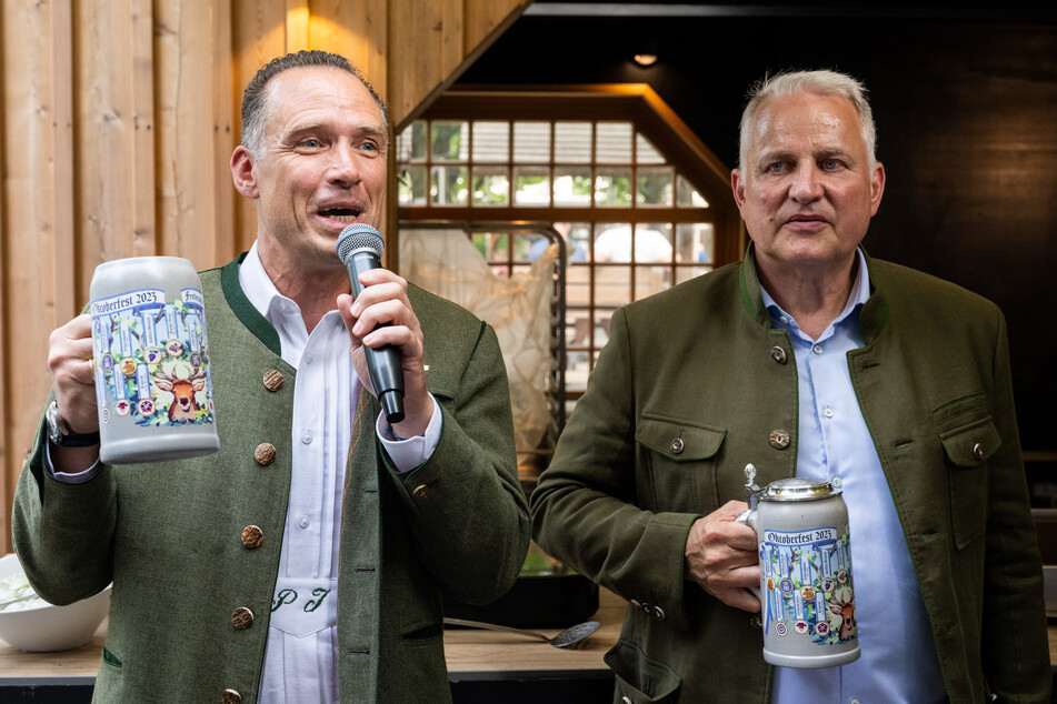 Peter Inselkammer (l.), und Christian Schottenhamel haben den Krug der Wiesn-Wirte für das Oktoberfest 2023 präsentiert.