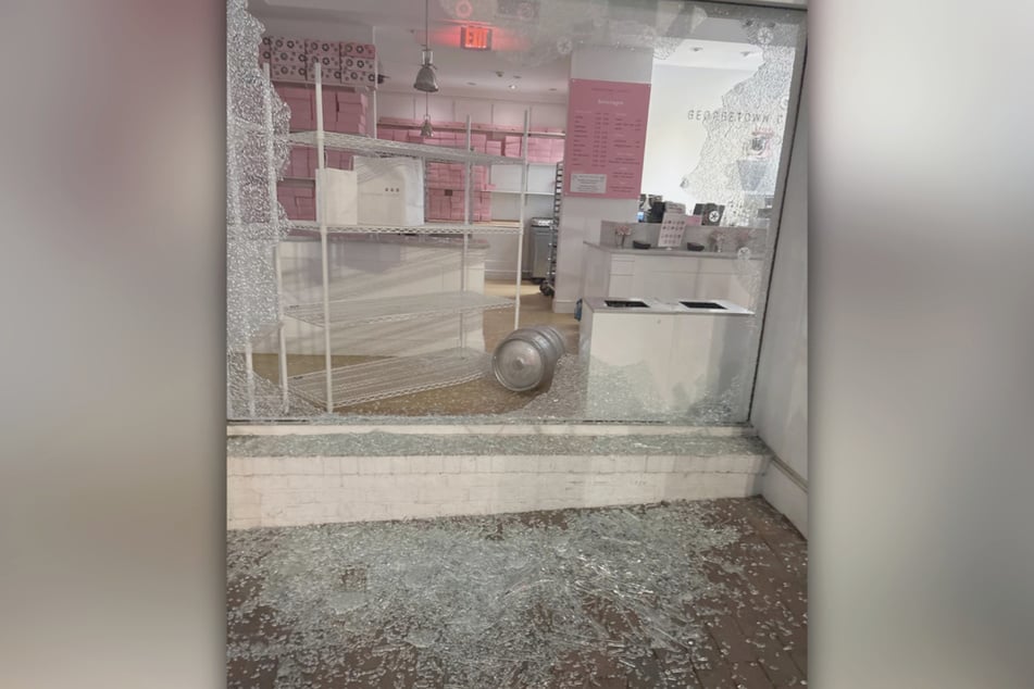 Nach der Bierfass-Attacke blieb die Glasfront des Ladens komplett zerstört zurück - überall lagen Scherben.