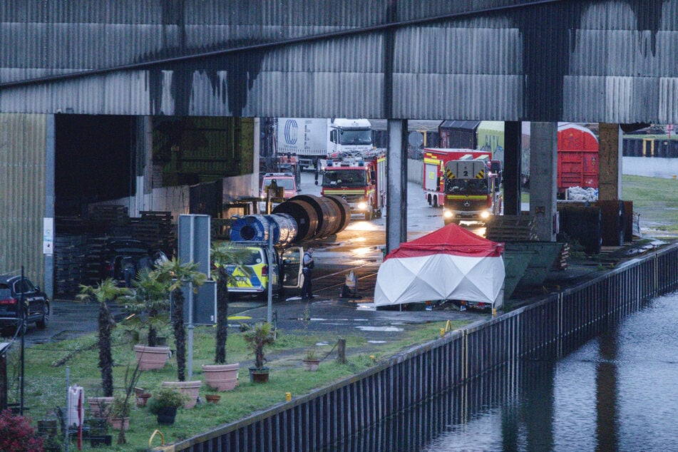 Im Dortmunder Hafen sichert die Kriminalpolizei in einem Tatort-Schutzzelt Spuren.