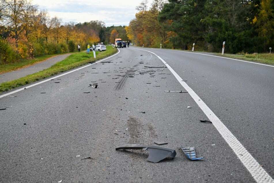 Trümmerteile lagen auf der Bundesstraße verteilt herum.