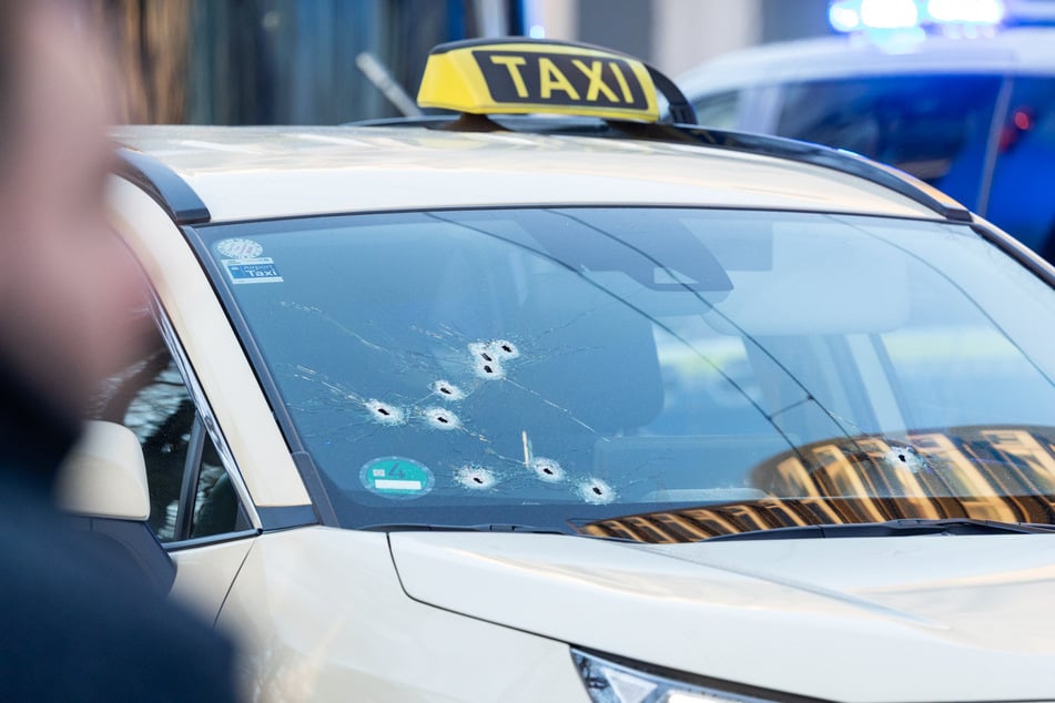 Neun von zehn Schüssen schlugen auf der linken Seite der Windschutzscheibe ein.