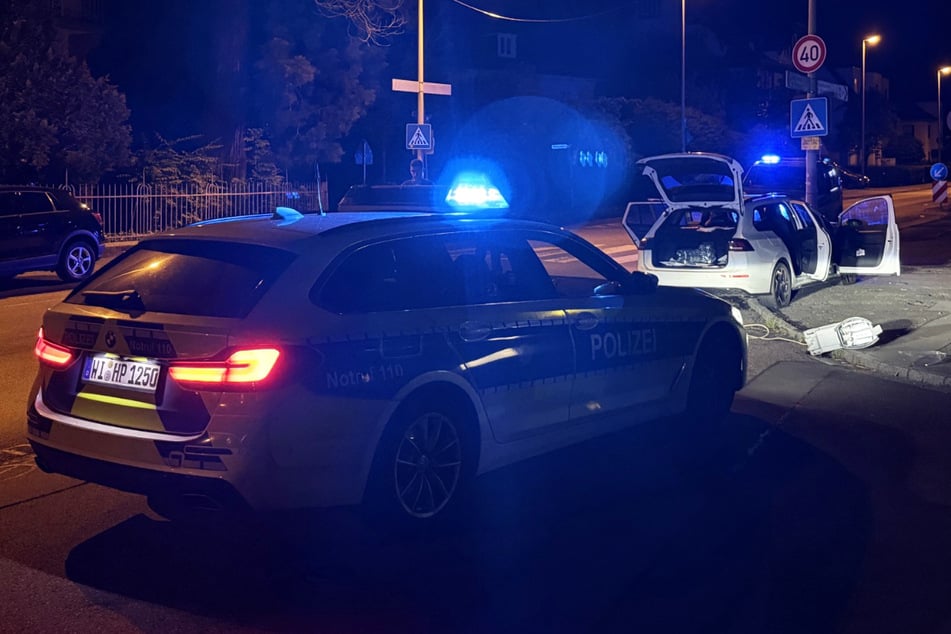 Die Flucht des VW-Fahrers endete in der Nacht auf Donnerstag an einem Laternenmast - zumindest der Teil, der motorisiert stattfand.