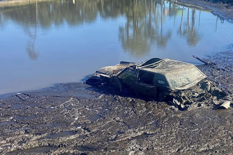 Nur wenige Meter vom Wohnort des Ehepaares entfernt wurde das Wrack seines Autos aus einem See geborgen.