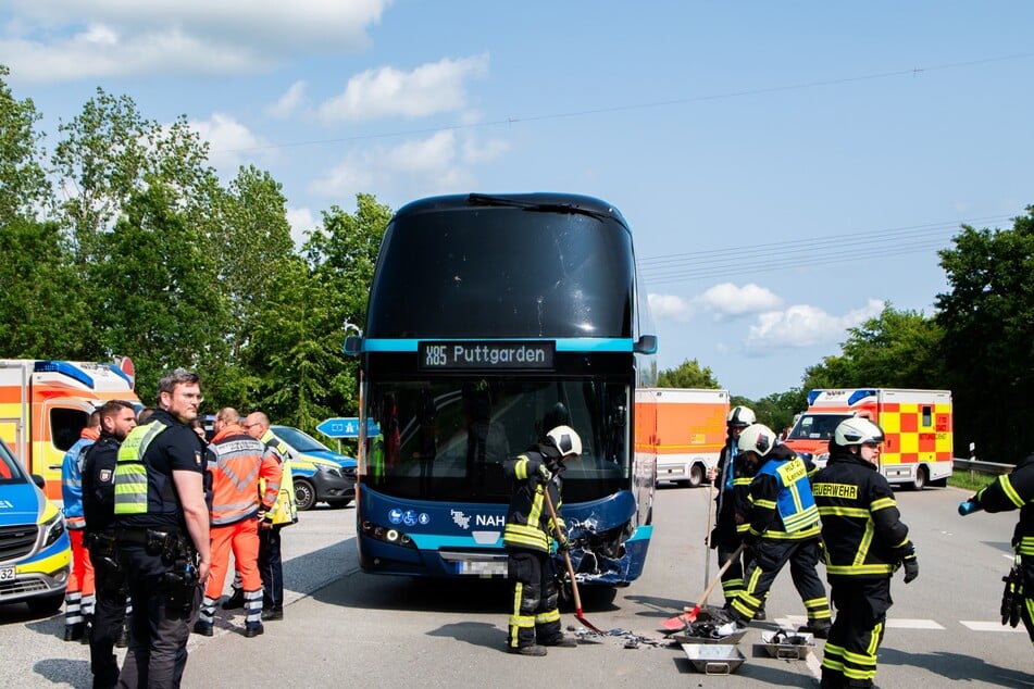 Der Bus wurden am linken Spiegel gerammt.
