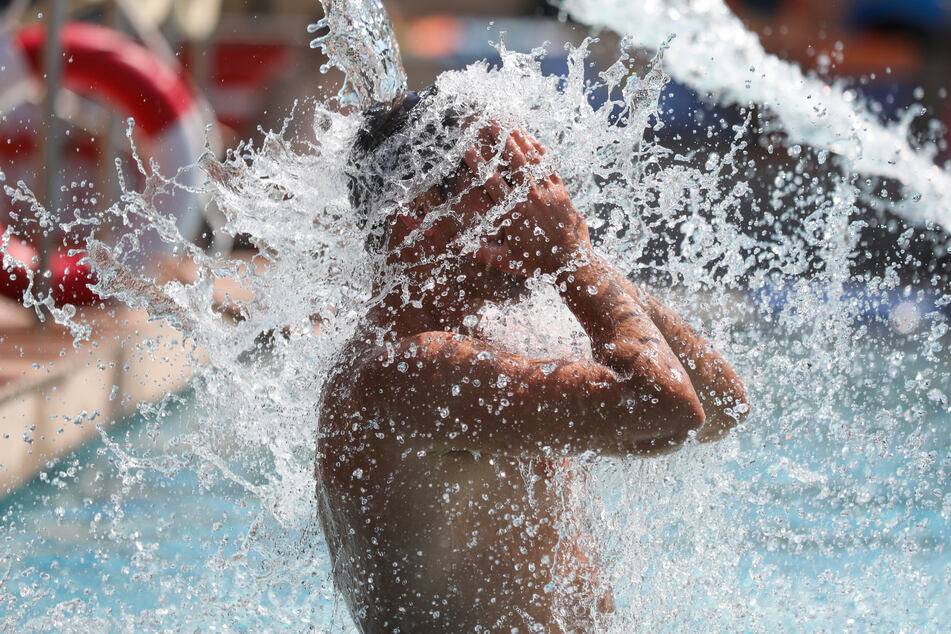 Auf die Hitze reagieren viele Menschen im Südwesten mit Abkühlung im Freibad.