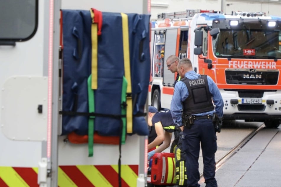 In Tram-Schienen stecken geblieben: Radfahrerin stürzt und verletzt sich schwer