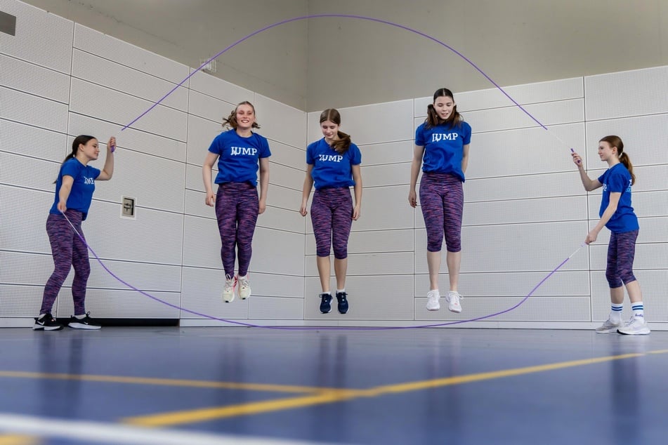 Nur nicht verheddern: Zwei Mädchen schwingen die Seile, drei springen im Takt.