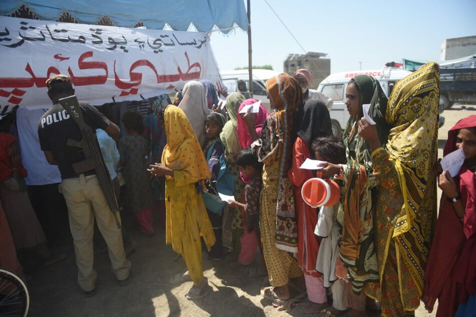 Von den Überschwemmungen vertriebene Anwohner in einem behelfsmäßigen medizinischen Lager im Bezirk Dadu in der Provinz Sindh.