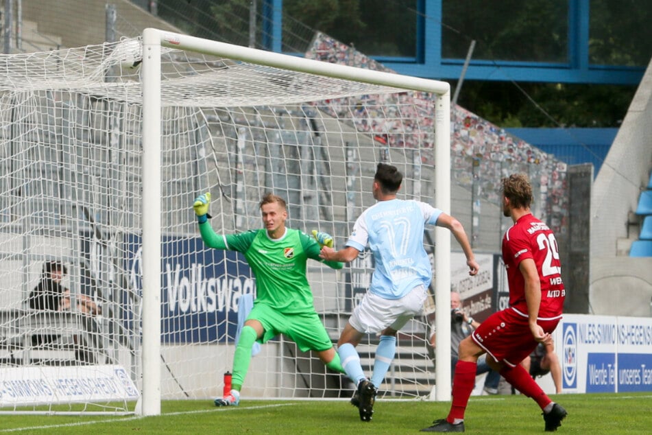 Dieser CFC-Treffer von Lukas Knechtel (M.) wurde wegen einer Abseitsstellung aberkannt.