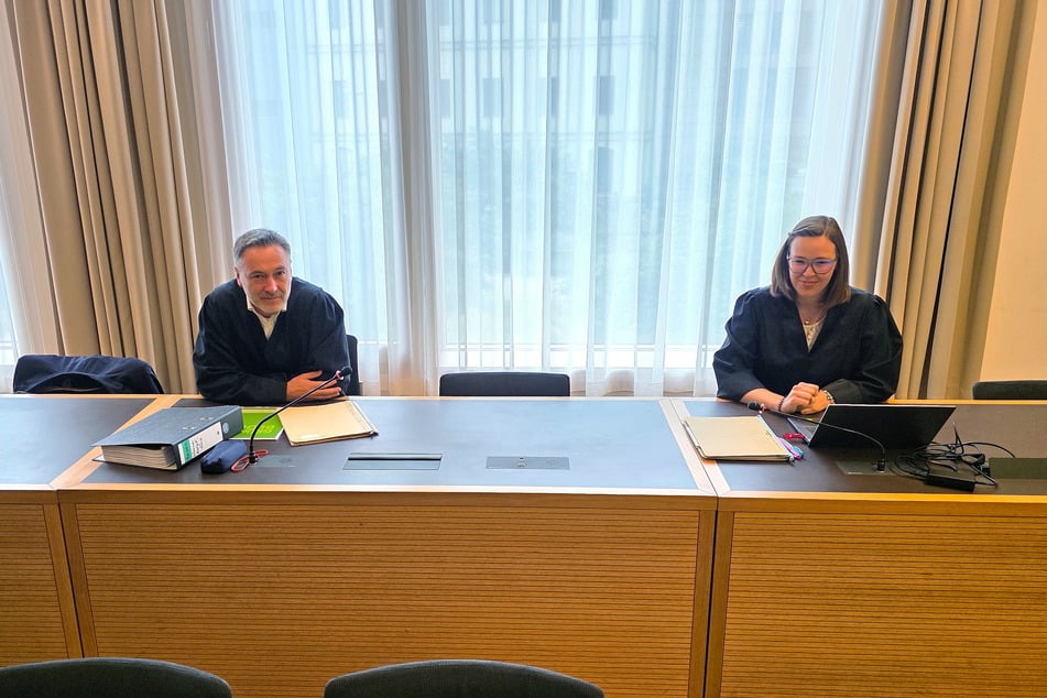 Im Saal warteten die Verteidiger Nicole Feirer und Bert Albrecht vergeblich auf ihre Mandanten.