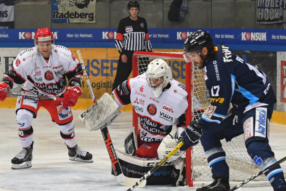 Die Dresdner Eislöwen, die Crimmitschauer Eispiraten (Szene vom Derby am 20. Dezember 2019) sowie die Lausitzer Füchse wollen am 2. Oktober wieder loslegen.