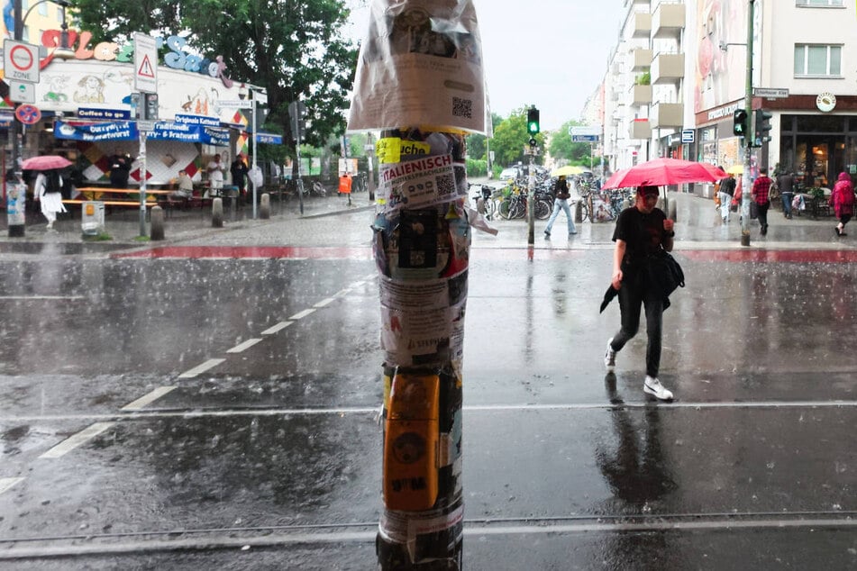 Wer am Montag in Berlin und Brandenburg unterwegs ist, sollte einen Regenschirm einpacken. (Archivfoto)