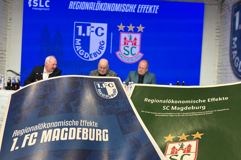 Vertreter des FC Magdeburg und SC Magdeburg stellen auf einer Pressekonferenz die Wertschöpfungsanalyse der Vereine für Magdeburg vor.