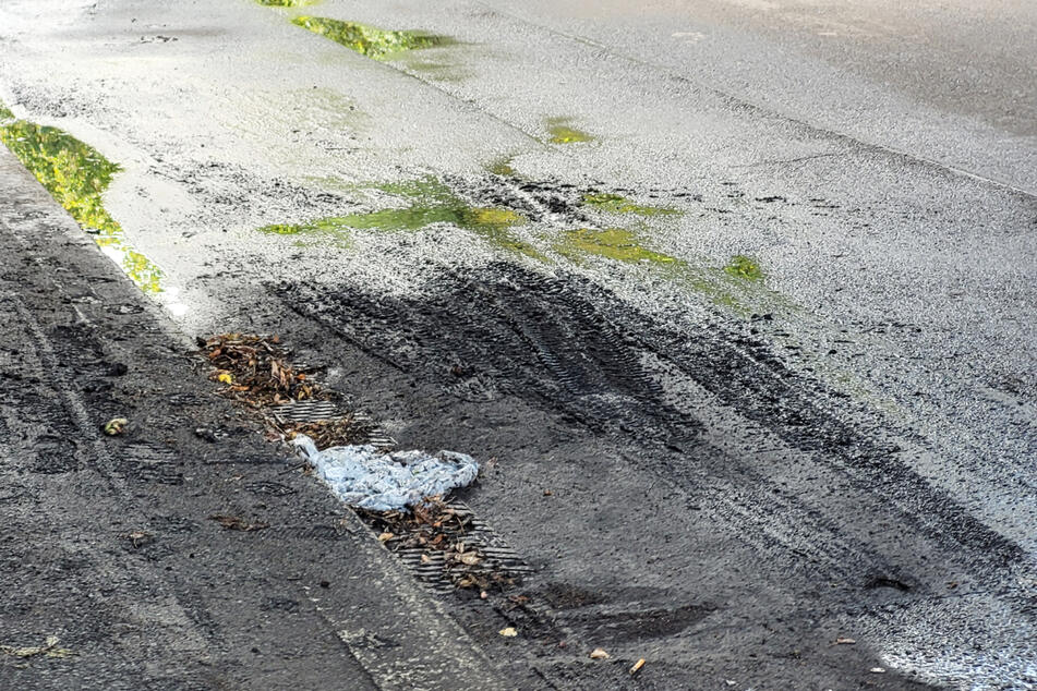 Am Tag nach dem Unwetter waren hauptsächlich noch Dreck und Laub rund um die Gullys zu sehen.