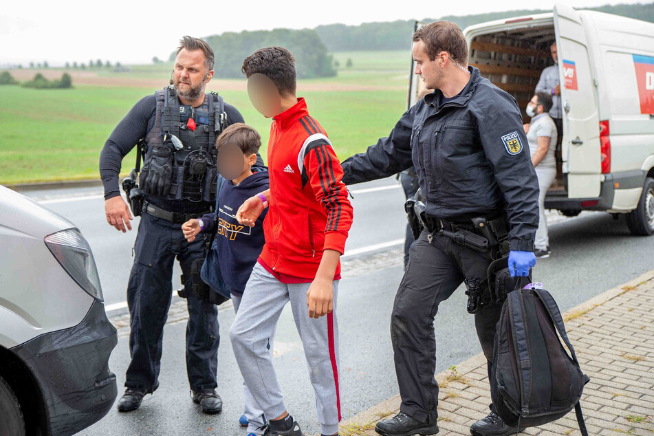 Am Dienstagmorgen entdeckten Polizeibeamte in Großhennersdorf (Kreis Görlitz) im Laderaum eines Transporters 21 illegal eingereiste Geflüchtete, darunter Kinder im Alter von 5 bis 13 Jahren.