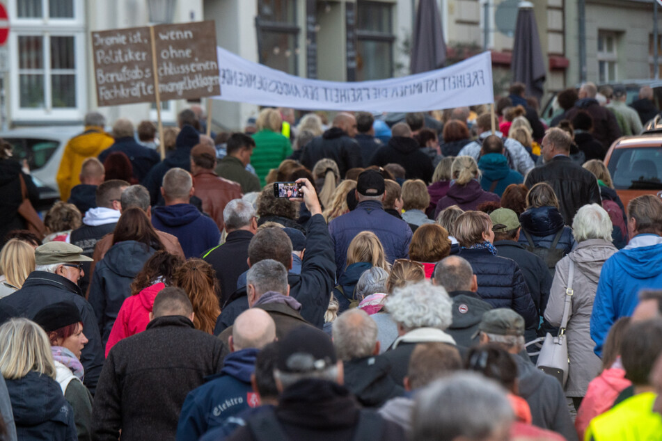 Aufgrund der Energiepolitik und der Sanktionen gegen Russland zogen Hunderte Menschen durch Stralsund.