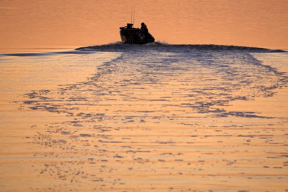 Zwei Männer landen im Wasser: Abschleppaktion vor Barth läuft aus dem Ruder